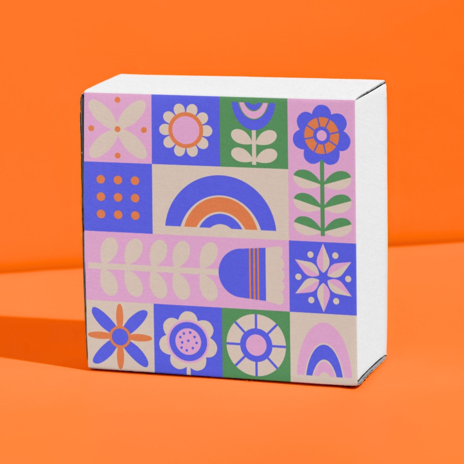 Caja en cartón con impresión en cuadrículas